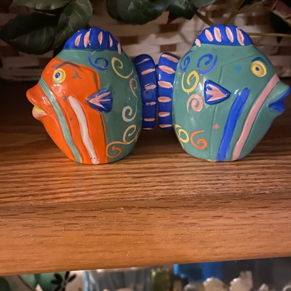 ADORABLE FISH SALT AND PEPPER SHAKERS - Picture 3 of 4